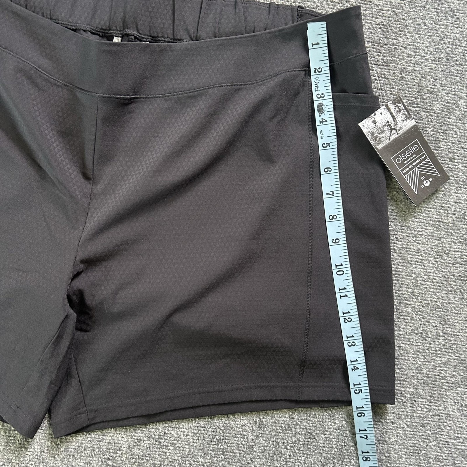Oiselle Shorts Womens 16/18 Black Long Track Fan Running Athletic 4.5 Inseam — image 7 of 8